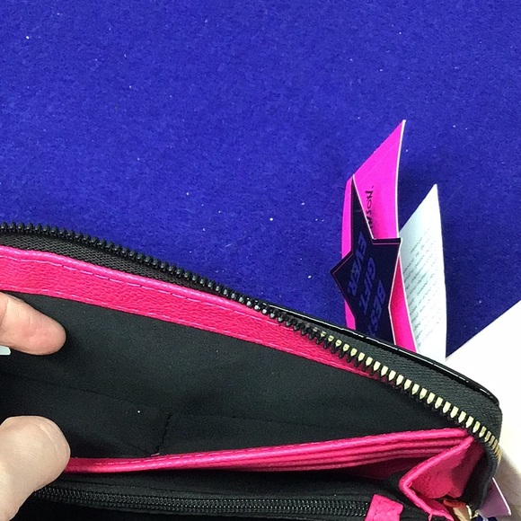 BETSEY JOHNSON BLACK ZIP AROUND WALLET - Picture 3 of 10